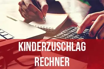 Kinderzuschlag Berechnung - Frau am Computer mit Taschenrechner und Notizblock
